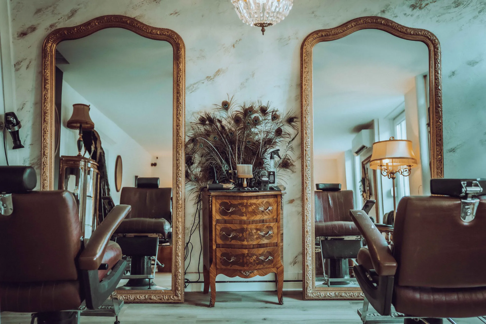 Bazaar Barber — grands miroirs dorés et fauteuils de barbier