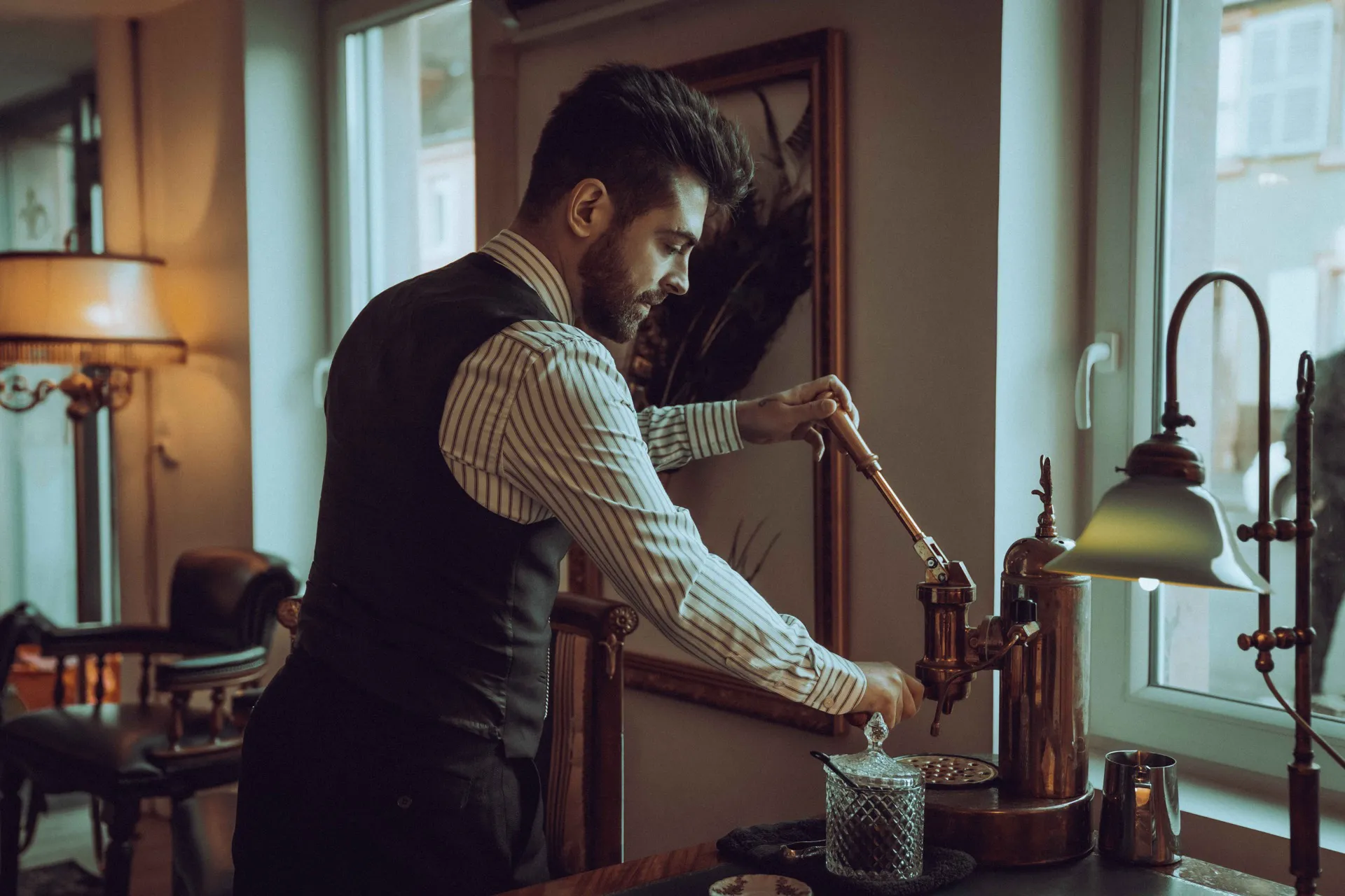 Barbier à Colmar préparant le café au salon Bazaar Barber