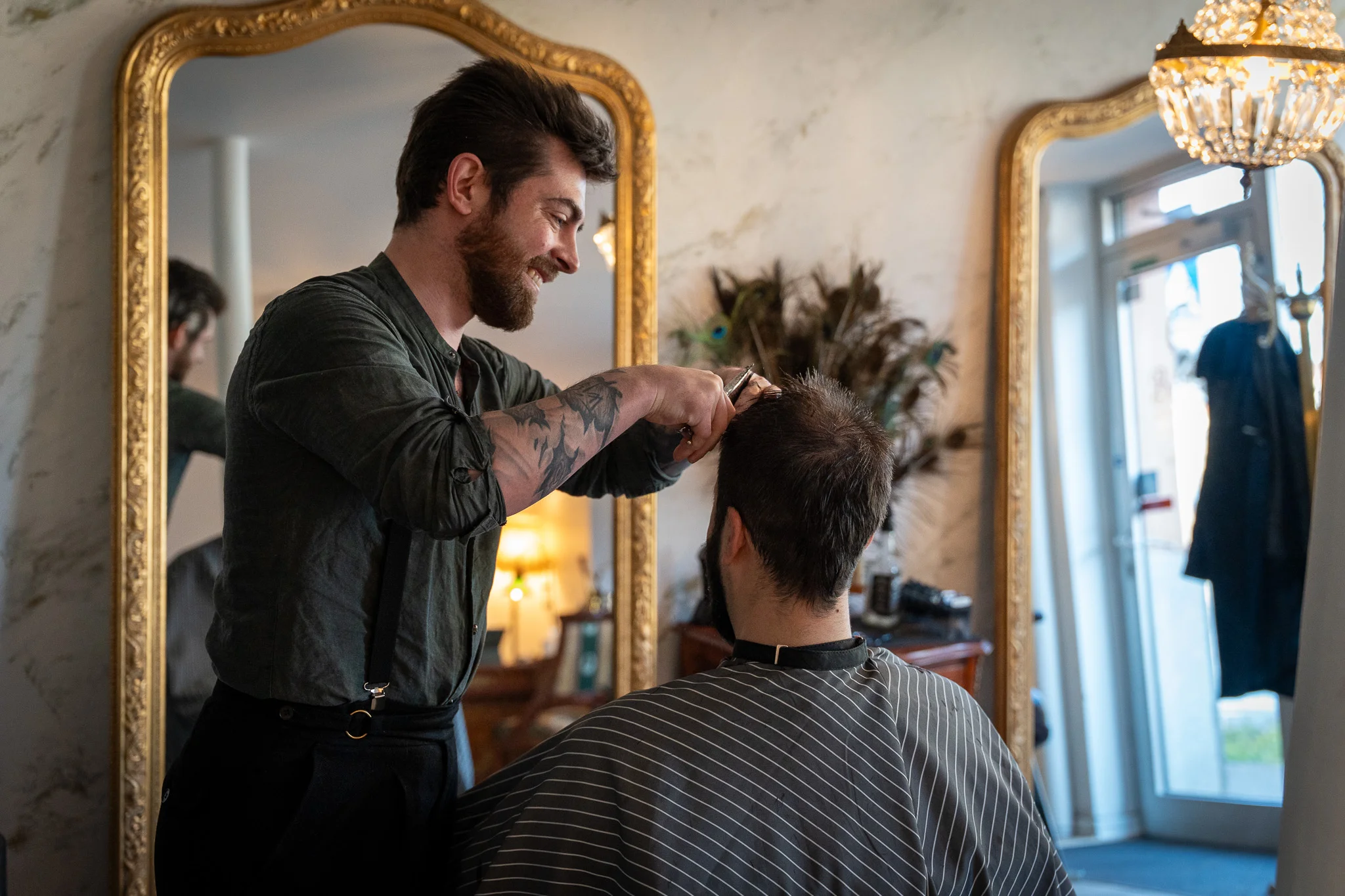 Axel, barbier à Colmar, en pleine coupe au Bazaar Barber